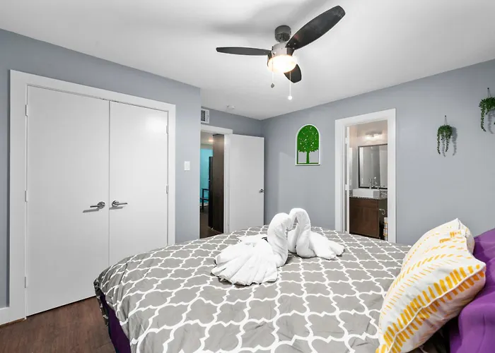 Chic 1Br Stay With King Bed And Free Park