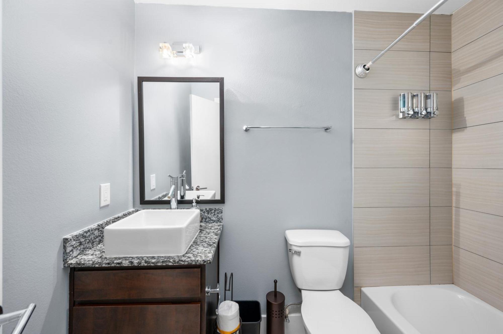 Chic 1br With King Bed And Free Park * Houston